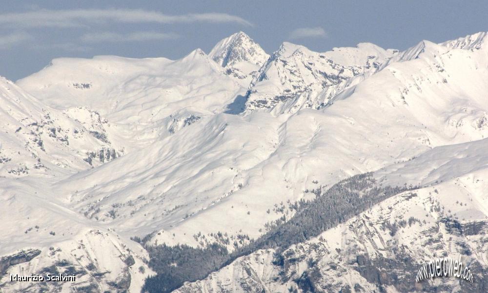 40 Sx Pizzo Farno. al centro il Diavolo di Tenda. Dx Monte Corte..JPG